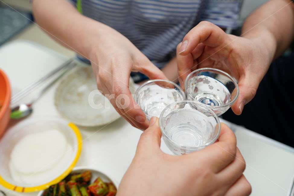건배,부라보,치얼스,잔,모임,축배,술자리,알콜,술,주류,alcohol