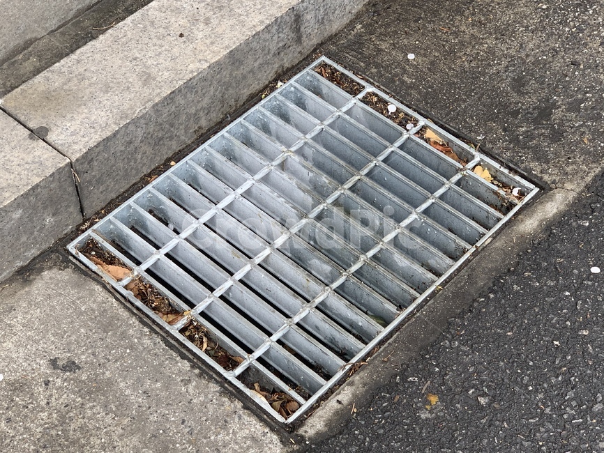 하수구,배수구,drain,drainhole,맨홀,멘홀,뚜껑,낙엽,길,도로,노변,배수,보도블럭