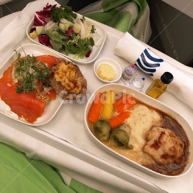 기내식,기내,여행,음식,비행기,비즈니스석,food,cook,meal,연어,샐러드,감자,빵,bread,airplane,dishes