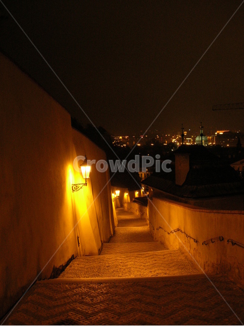 성곽,야경,프라하,조명,분위기,길,계단,노란,밤,야경,밤,풍경,nightscape,night,landscape,path,통로,walkway,보도