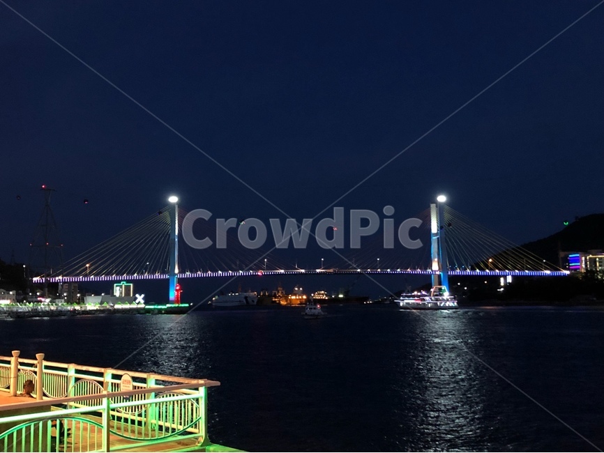 여수,밤바다,다리,거북선대교,낭만,야경,밤,풍경,nightscape,night,landscape,도시,city,한국도시풍경,한국도시경관,korea cityscape,banister,난간,handrail,railing,building,건물