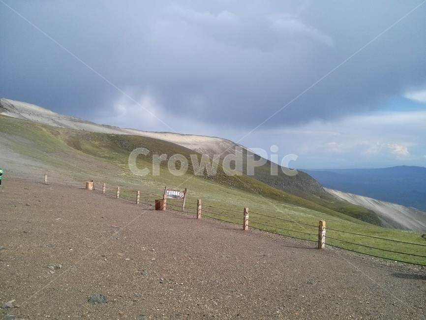 outdoors,옥외,흙길,road,도로,gravel,자갈,field,들,grassland,목초지