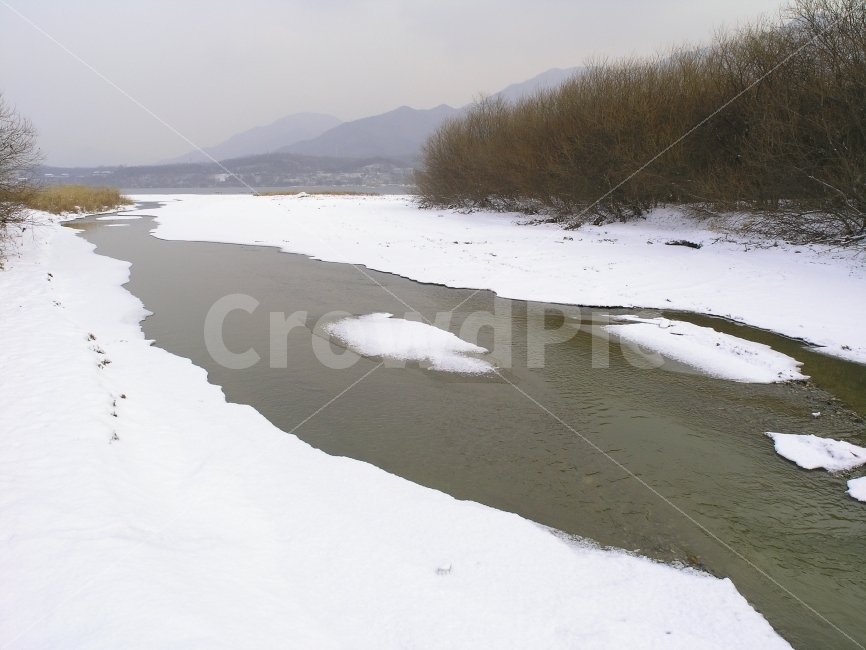 겨울풍경,강변,강가,설경,눈내린날,첫눈,물,sns,ebook,river,water,winter,ice,landscape,tree,plants,배경,바탕,백그라운드,시안,디자인,디자이너,사보,카다로그,편집,출판,책자,서적,모바일,콘텐츠,마케팅,잡지,광고,색상,화이트,흰눈,흰색,하얀색,white,snow,감성,필,느낌,분위기,서정,얼음,인적없는,환경,힐링,적막한,조용한,깨끗한,흐르다,발자욱,산,풍경,샛강,겨울,계절,winter,season,자연,풍경,nature,landscape,한국자연풍경,한국자연경관,korea nature landscape,outdoors,옥외