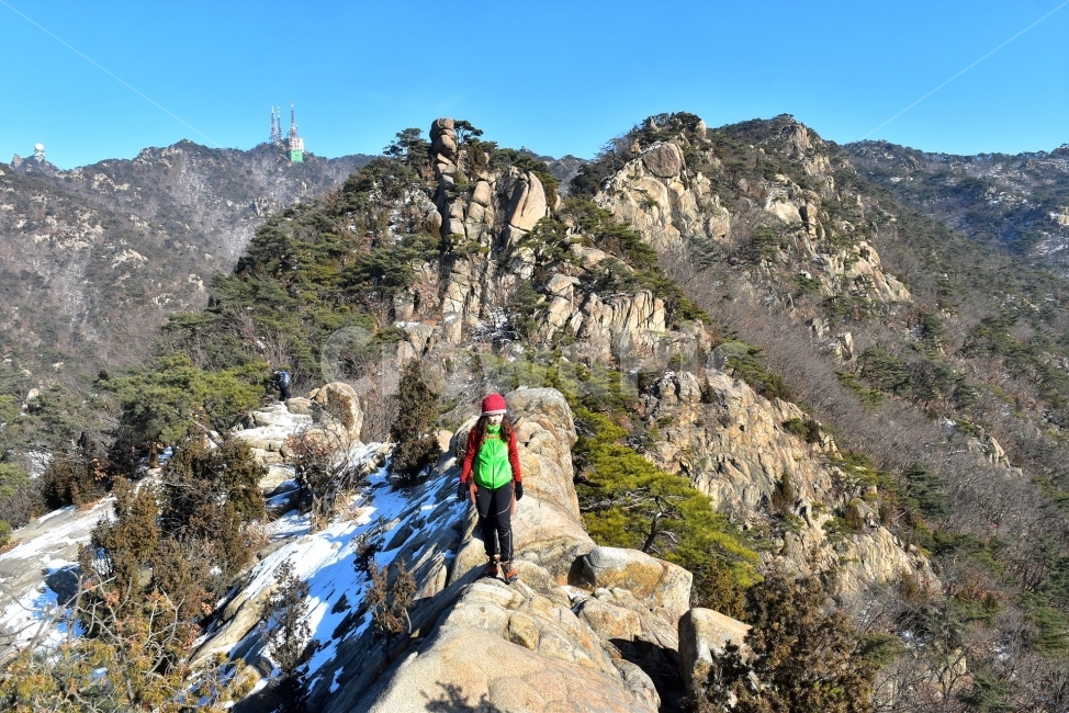 관악산,풍경,겨울,자연,눈,스포츠,등산,산행,nature,snow,겨울풍경,느낌,아름다운,신비로운,경이로운,기암,바위,암봉,암릉,다큐,필,힐링,명산,landscape,winter,season,트레킹,100대명산,인기명산,조망,전망,정부청사,6봉,수목원능선,바윗길,암릉길,명품송,소나무,한국자연풍경,한국자연경관,korea,관양능선,팔봉능선,국기봉,겨울,계절,winter,season,자연,풍경,nature,landscape,한국자연풍경,한국자연경관,korea nature landscape,사람,인물,인간,human,person,여성,여자,woman,female,lady,여행,휴가,traveling,vacation,trip,스포츠,레저,운동,sports,leisure,exercise,outdoors,옥외
