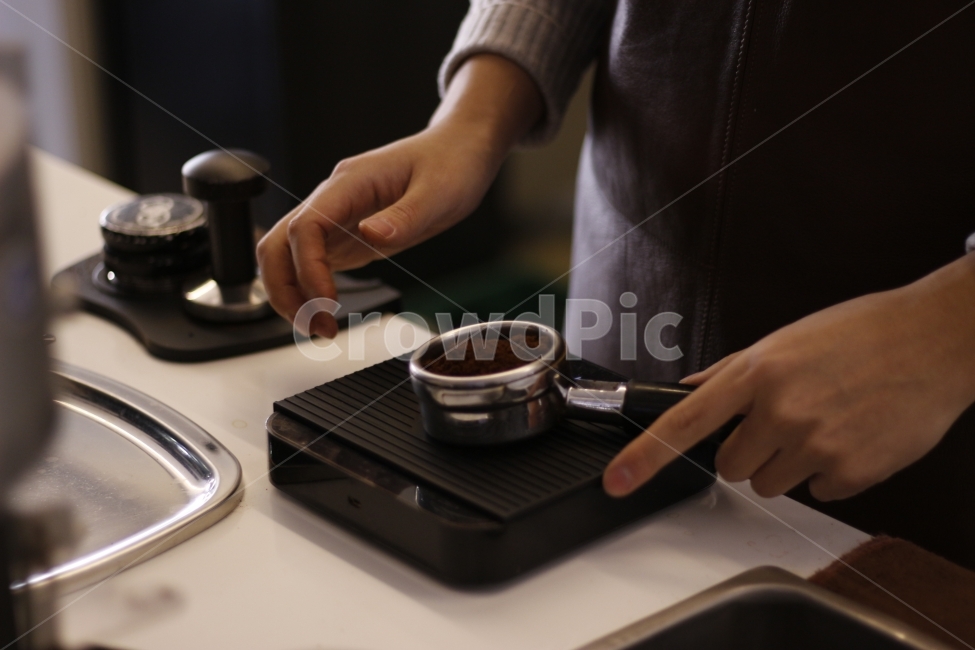 커피,카페,바리스타,창업,자영업,에스프레소,커피머신,아메리카노,음료,디저트,coffee,cafe,barista,americano,espresso,beverage,dessert,사람,인물,인간,human,person,신체일부,몸,body,커피,카페,coffee,cafe