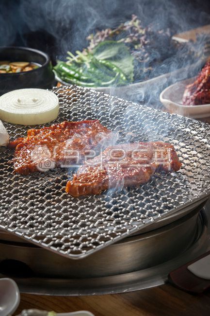 Soybean paste stew,Aged pork neck,Ssam vegetables,Seasoned grilled pork neck,pork,Seasoned ribs,Hanjeongsik,Seasoned pork neck,Korean food,Roasted Pig,cooking,seasoned meat,roast,Aging of neck meat,Korean cuisine,restaurant,Korean,Grilled pork neck,soy be