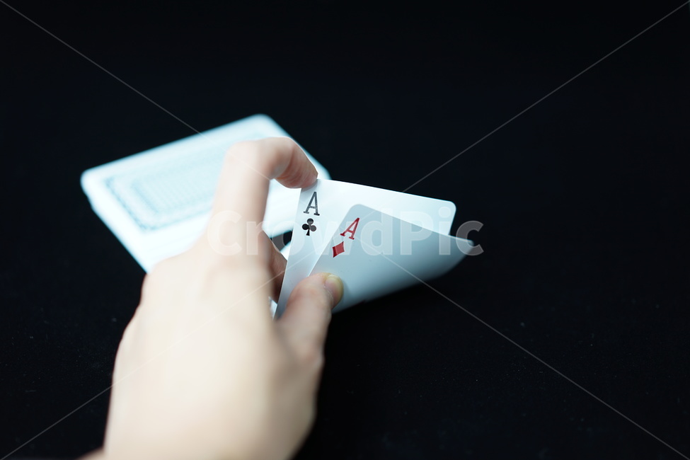 포커,원카드,카드놀이,카드게임,도박,플레잉카드,트럼프카드,playingcard,trumpcard,poker,사람,인물,인간,human,person,신체일부,몸,body,게임,오락,놀이,game,play