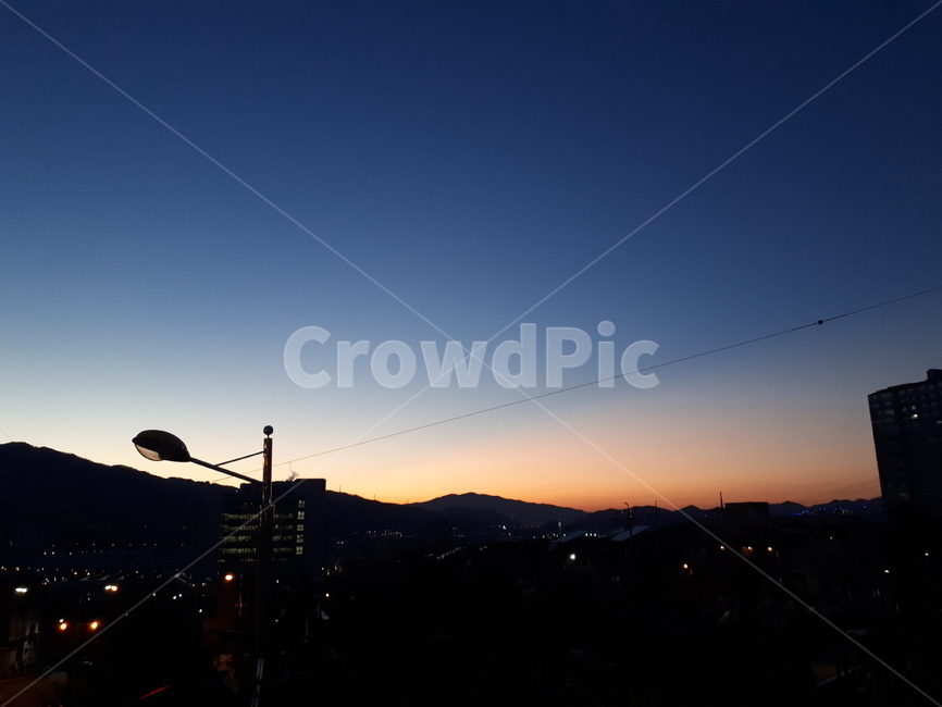 하늘,노을,야경,일몰,sunset,마을,sky,cloud,맑은날,붉은색,가로등,푸른색,어둠,red,blue,dark,nightview