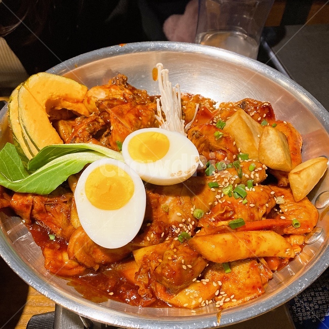 dish,요리,food,음식,meal,식사,술안주,맥주,소주,찜닭,닭,매운,빨간색,스트레스,계란,떡볶이떡