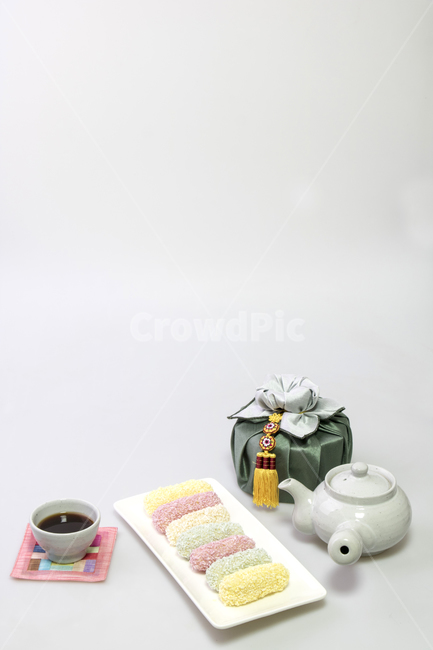 예물함,노리개,유과,한과,차,찻잔,다기,설,설날,구정,명절,전통,신년,새해,한국전통,한국문화,korean traditional,korean culture,음식,식재료,요리,food,cook,meal,dishes,food reserves,한식,한국음식,한국요리,korean food,korean dishes,korean meal,korean cook