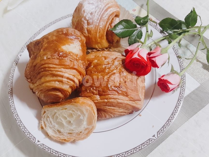 크로아상,장미꽃,접시,빵,bread