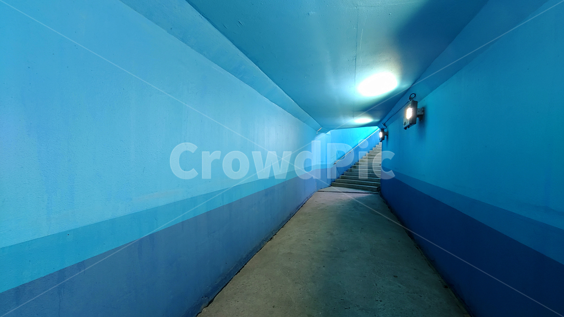 지하도,블루톤,터널,통로,복도,불빛,조명,안내등,보안등,파랑색,blue,undergroundpassage,underpass,통행,대각선,계단,배경,바탕,백그라운드,background