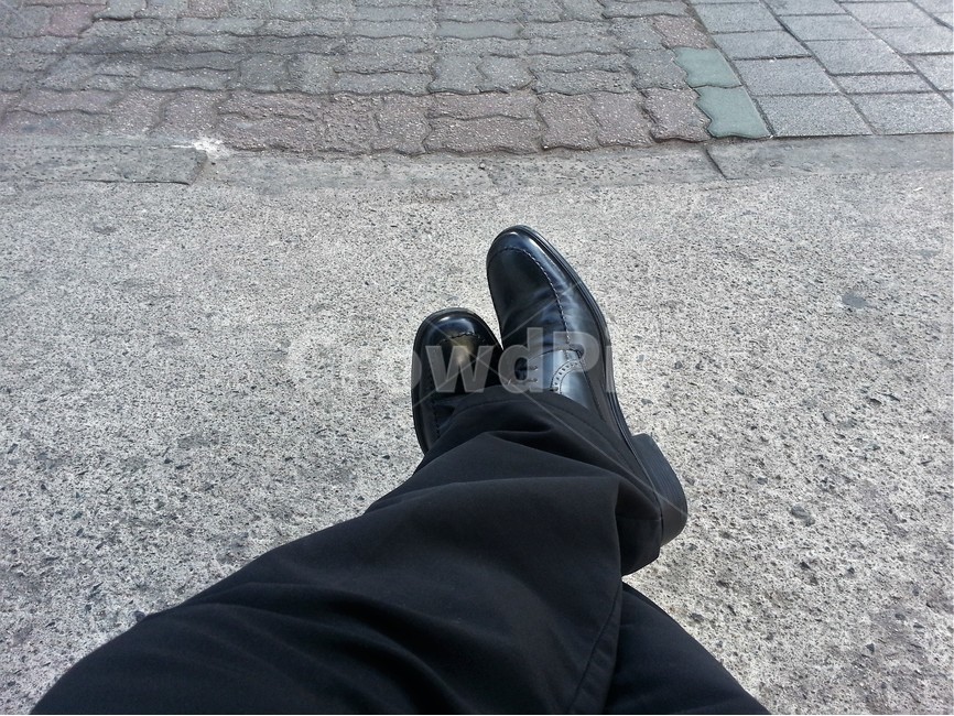 구두,검정색,다리,보도블럭,다리꼬기,휴식,감성사진,여유,shoes,block,rest,feel,leg