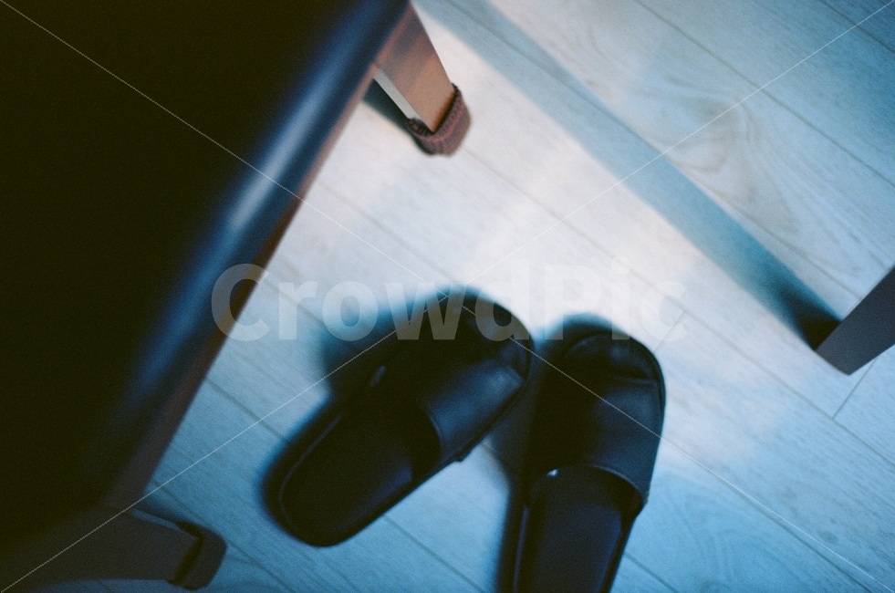 거실,슬리퍼,의자,감성사진,필름사진,연출사진,조용한,새벽,빛,그림자,바닥,시작,sensitive,light,shadow,start,감성,sensible,feeling,사물,물건,오브젝트,thing,object,matter,연출,컨셉,콘셉,direction,concept