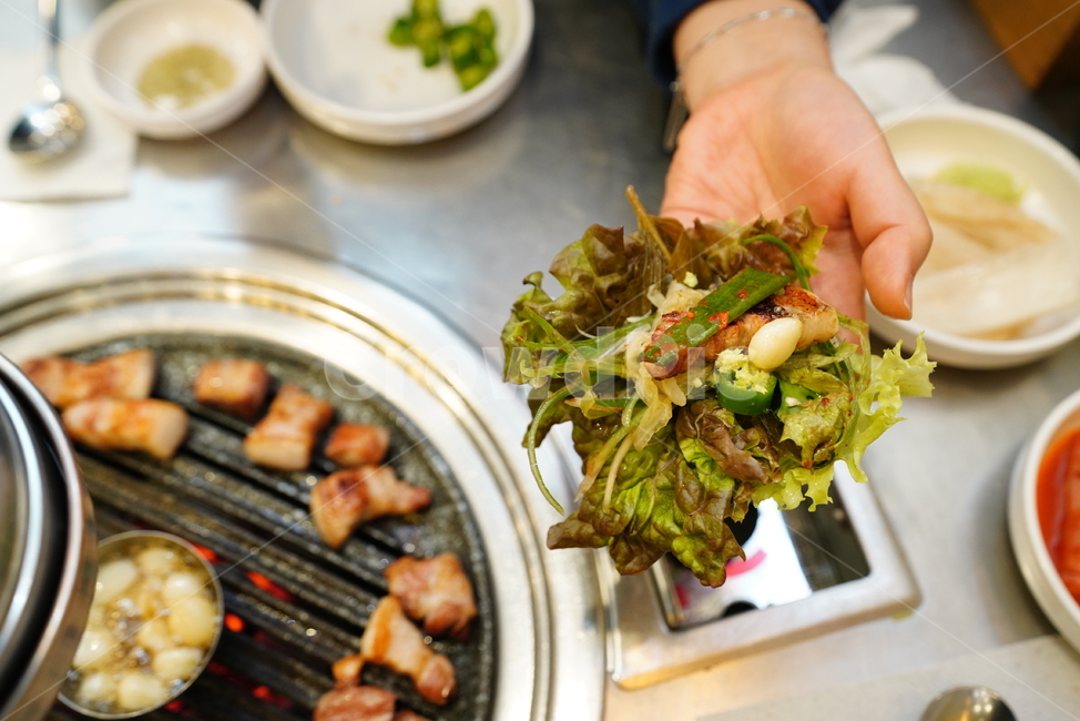 삼겹살,고기,구이,한식,먹방,음식,식사,술자리,술안주,안주거리,먹거리,푸드,육식,육류,돼지,사람,인물,인간,human,person,신체일부,몸,body,음식,식재료,요리,food,cook,meal,dishes,food reserves,육류,고기,meat