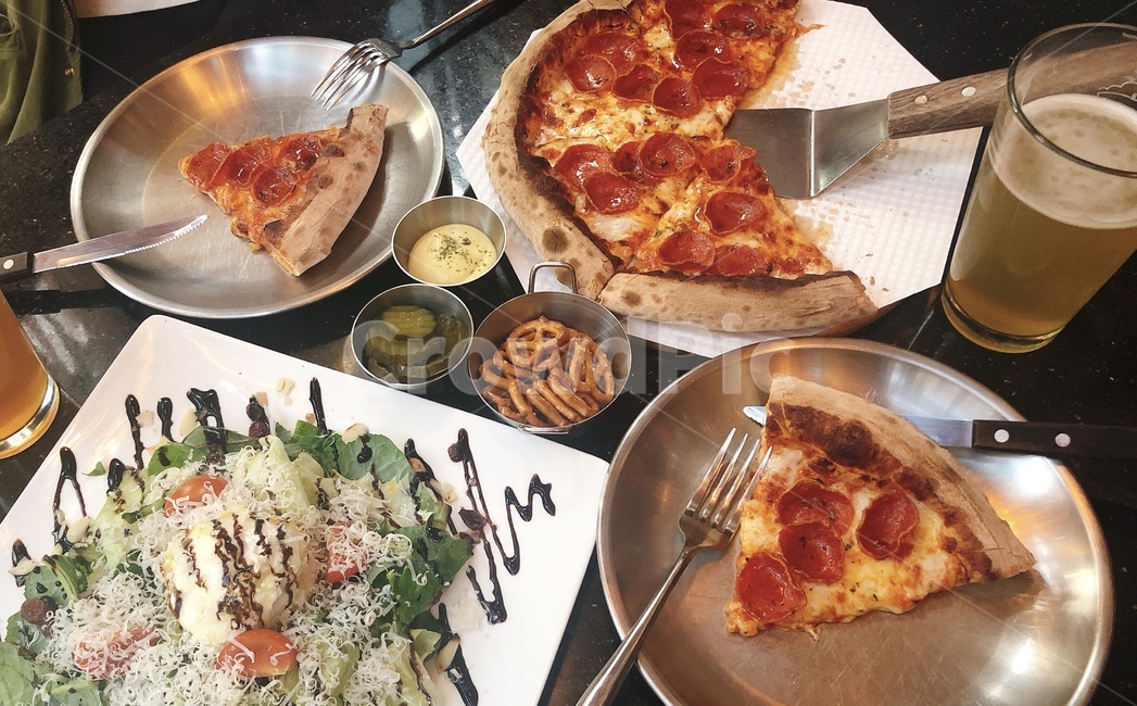 피자,리코타치즈샐러드,피맥,페퍼로니피자,맥주,수제맥주,음식,식재료,요리,food,cook,meal,dishes,food reserves,양식,서양음식,서양요리,western food,western dishes,western meal,western cook