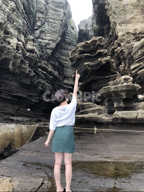 자연물,nature,손가락,pointing,사람,뒷모습,여자,가리키다,jeju,제주,사람,인물,인간,human,person,여성,여자,woman,female,lady,여행,휴가,traveling,vacation,trip