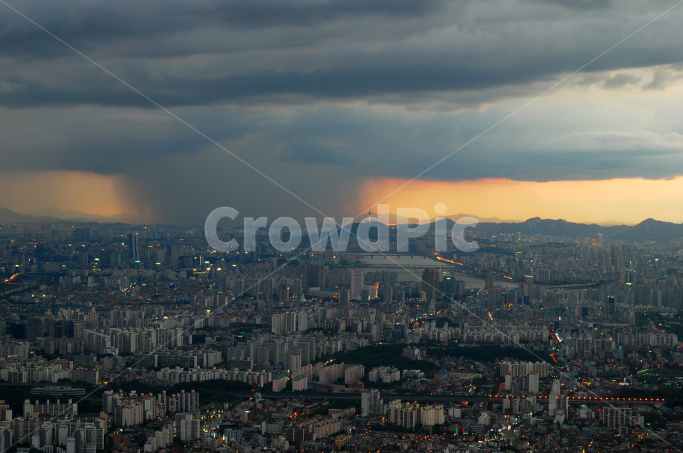 국지성소나기,국지성호우,국지성강수,국지성,소나기,호우,집중호우,비,강수,기상,이변,기상이변,스콜,여름,날씨,기후,대기,먹구름,구름,하늘,흐린,흐린하늘,흐린날,흐린날씨,장마,자연,현상,자연현상,폭우,폭풍,재난,재해,자연재해,아파트,도시,도심,대도시,풍경,야경,저녁,밤,서울,한국,도시,풍경,city,landscape,한국도시풍경,한국도시경관,korea cityscape,nature,outdoors,옥외,경치,scenery