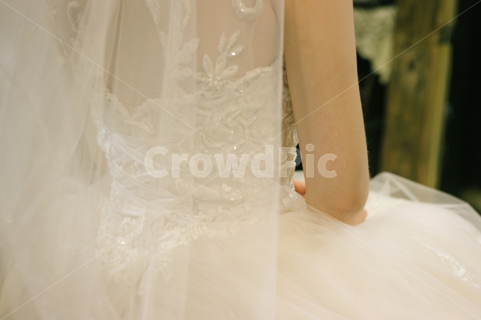 웨딩,결혼,결혼식,가봉,웨딩드레스,베일,드레스,신부,옷,사람,손,사람,인물,인간,human,person,신체일부,몸,body,여성,여자,woman,female,lady,결혼,혼례,웨딩,wedding,marriage,marry,기념일,축하,anniversary,congratulation,celebrate,celebration