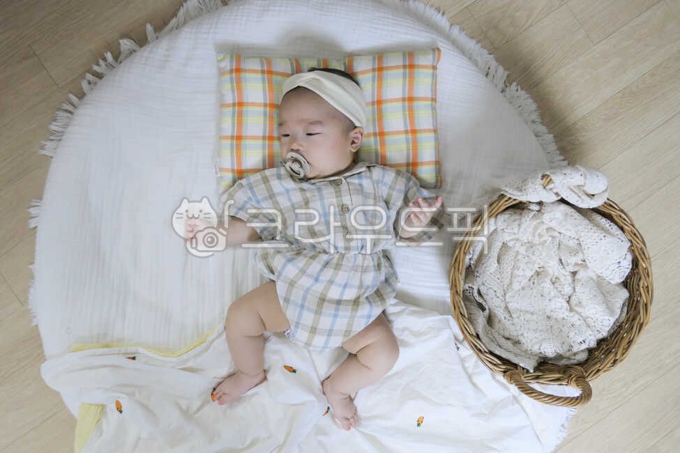 small,basket,rug,young,0 years old,held,rattan basket,innocent,mothers arms,infant,cute,one year old,Asian,life,son,white,angelic,human,parenting,Korea,nose,lovely,precious,Eyes,Oriental,check pattern,Korean,newborn,1 year old,lifestyle,face,mouth,hair ba