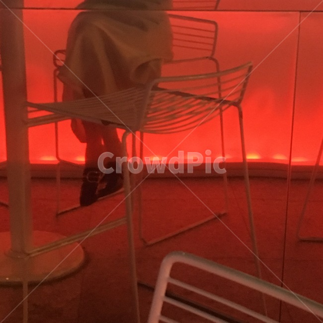 빨간조명,chair,의자,앉아있는모습,하반신,신체일부,몸,body
