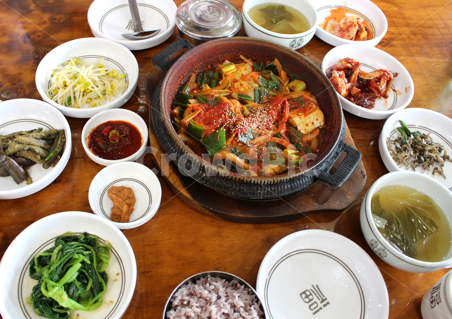 한식,백반,갈치조림,반찬,반찬들,한상차림,한상,점심,저녁,한정식,맛있는,푸짐한,접시,플레이팅,식탁,먹음직스러운