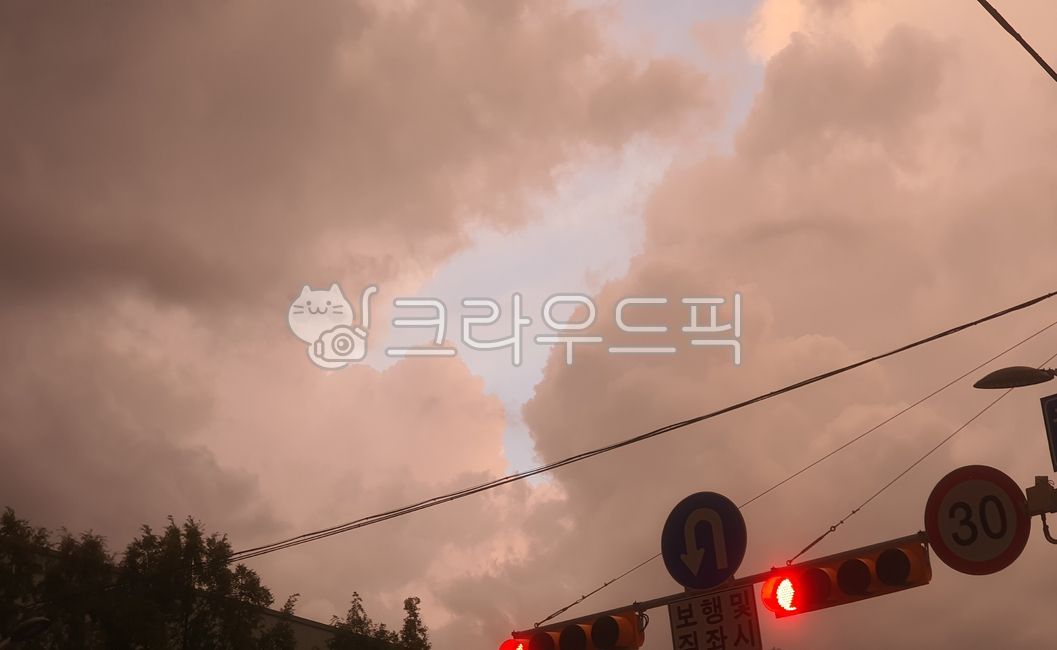 sky,evening glow,red traffic light,sign,cloudy weather,red clouds,cloud,dark clouds,weather,cloudy sky,Traffic Light