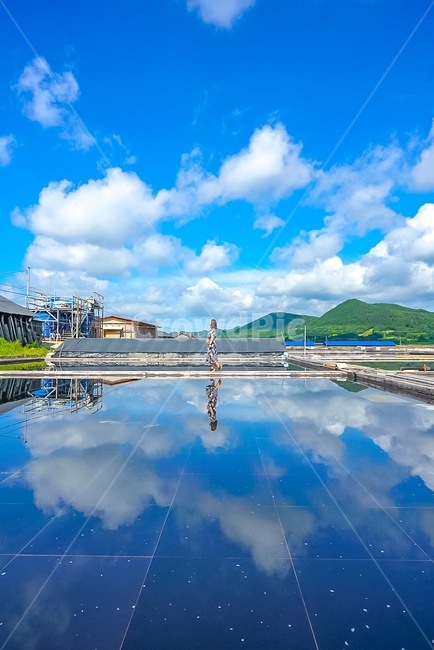구름,반영,염전,cloud,풍경,하늘,산,mountain,scenery,인물,여자,human