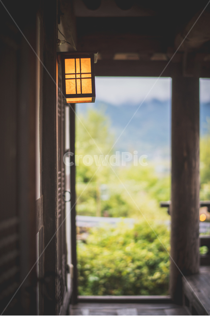 프레임,전통가옥,전통조명,푸른배경,한옥,한국전통,한국문화,korean traditional,korean culture,감성,sensible,feeling,건축물,건물외관,exterior,building,structure,architecture,construction