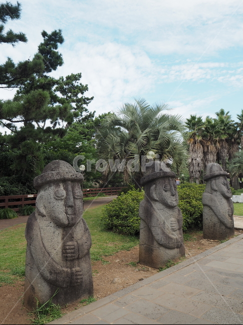 돌하르방,제주도,돌,하늘,숲,공원,제주도,jeju,jeju island,조각상,동상,석상,조형물,statue,bronze statue,stone statue