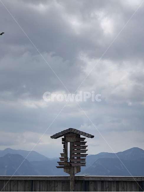 표지판,산정상,으스스한분위기,낡음,먹구름,폐표지판,산,나무표지판,으스스,오싹