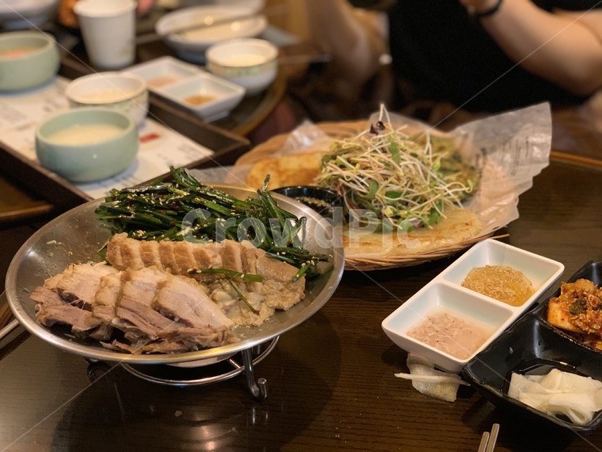 음식,식사,보쌈,돼지고기,food,meal,meat,수육,막걸리,전통주,감자전,파전,alcohol,음식,식재료,요리,food,cook,meal,dishes,food reserves,육류,고기,meat,한식,한국음식,한국요리,korean food,korean dishes,korean meal,korean cook