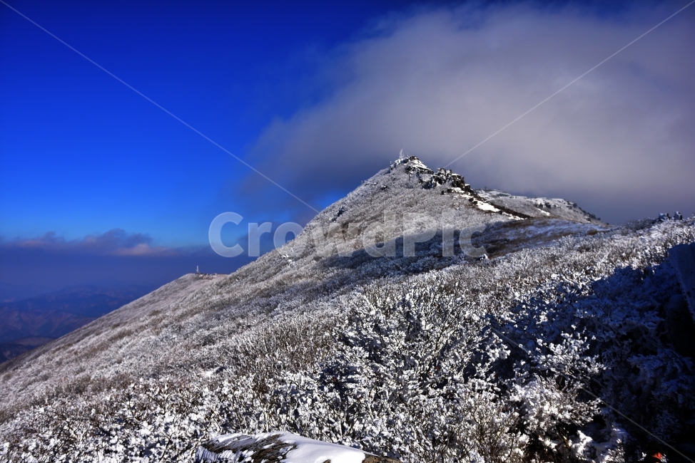 맑음,푸른하늘,설경,힌구름,산,무등산,등산,눈꽃,장관,Snowyscene,hiking,mountain,clouds,blue,겨울,계절,winter,season,자연,풍경,nature,landscape,한국자연풍경,한국자연경관,korea nature landscape,outdoors,옥외,mountain range,산맥