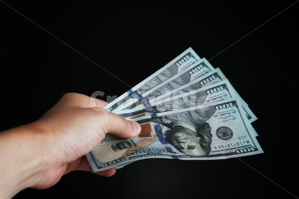 돈,money,통화,달러,지폐,부귀,금융,종이,세금,대출,화폐,소매,판매,지불,임금,비즈니스,투자,예산,은행업무,환율,재무와경제,100달러,상징,저축,부분의,미국통화,미국,성공,클로즈업,사람,인간,person,human,손,주기,보여주기,건네주기,금융,돈,finance,banking,money