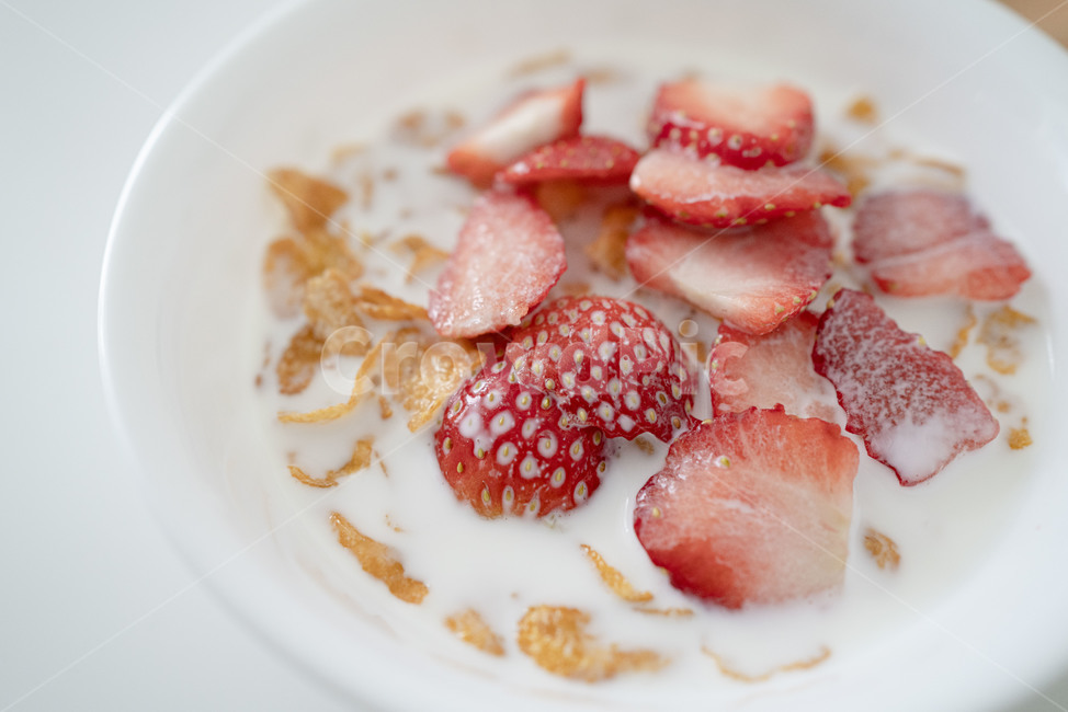 시리얼,딸기,수저,우유,아침,간편식,과일,cereal,fruit,곡물,milk,meal,breakfast,음식,식재료,요리,food,cook,meal,dishes,food reserves,아침식사,조식,브런치,breakfast,brunch