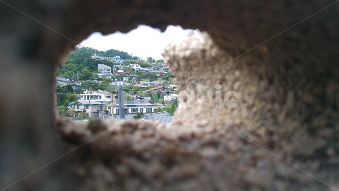 돌,돌사이,돌틈,전망,시야,성곽,도시,풍경,city,landscape,한국도시풍경,한국도시경관,korea cityscape,hole,구멍
