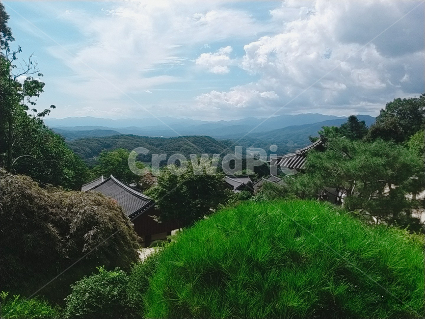 하늘,구름,나무,outdoors,plant,식물,옥외,vegetation,초목,한국전통,전통,기와,산,tree,흰색,파랑,초록,잔디,부석사,경치,landscape,scenery,풍경,nature,자연