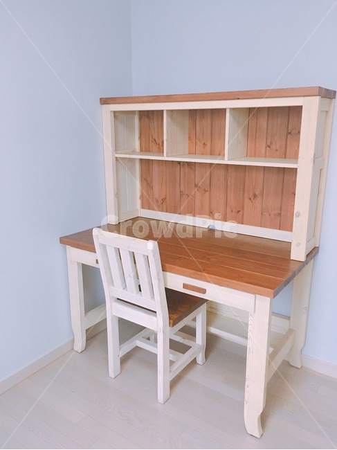 empty desk,wooden desk,desk and chair,empty room,wooden desk and stool,table