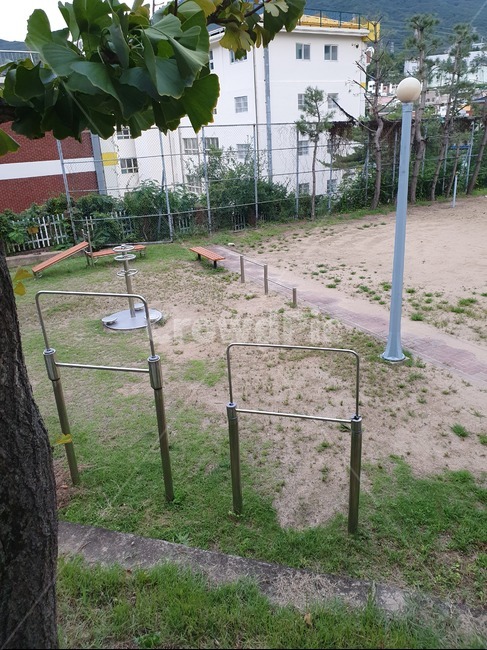 공터,철봉,철장,잡초,산,자연,운동기구,건물