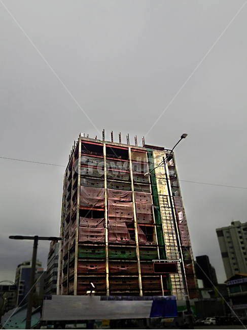 building,건물,officebuilding,사무실건물,town,도시,urban,어반,city,시티,highrise,고층건물,공사중,우울,두려움,어두운건물,흐린날,흐린날건물,흐림