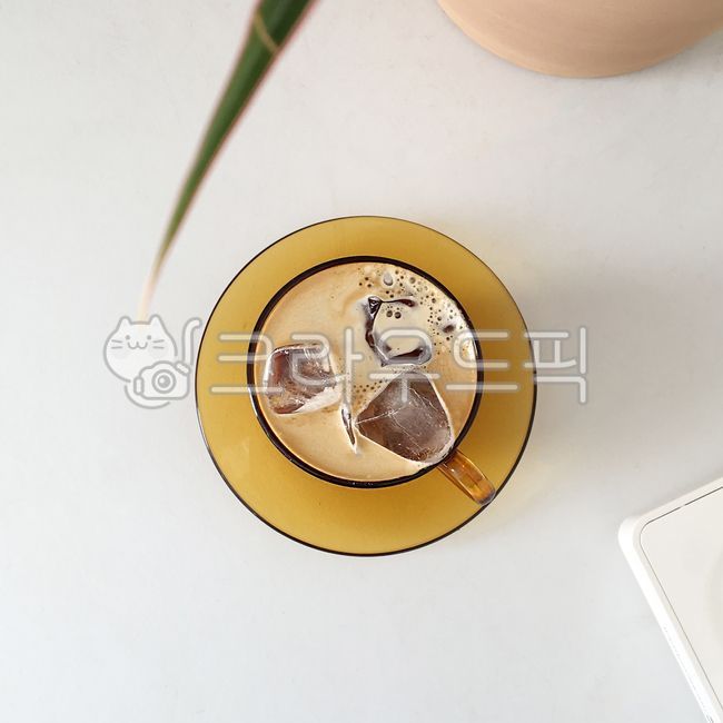 커피,아이스커피,배달커피,배달메뉴,배달음료,카페라떼,카페라테,크레마,카페인,라떼,아이스라떼,테이블,커피잔,찻잔,카페