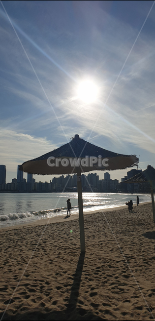 광안리,광안해변,해변,파도,바다,파라솔,햇빛,태양,맑은하늘,sea,beach,palasol,sun,sunny,인간,사람,human,person