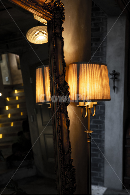 조명,거울,엔틱,서양풍,lamp,mirror,인테리어,어두운,분위기,감성,고풍스런,빈티지,레트로,인테리어,실내디자인,interior design