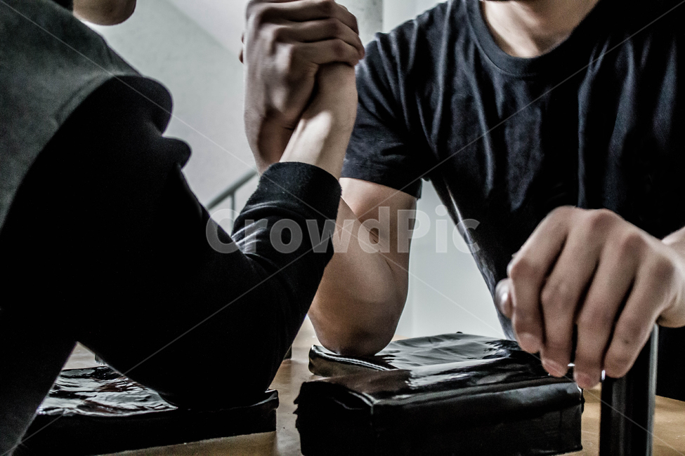 	팔씨름,스포츠,운동,취미,팔,힘,근육,건강,헬스,훈련,armwrestling,sports,power,strength,muscles,사람,악수,연출,콘셉,컨셉,감성,사람,인물,인간,human,person,신체일부,몸,body,남성,남자,man,male,스포츠,레저,운동,sports,leisure,exercise,건강,헬스웨어,헬스케어,healthware,health care,게임,오락,놀이,game,play