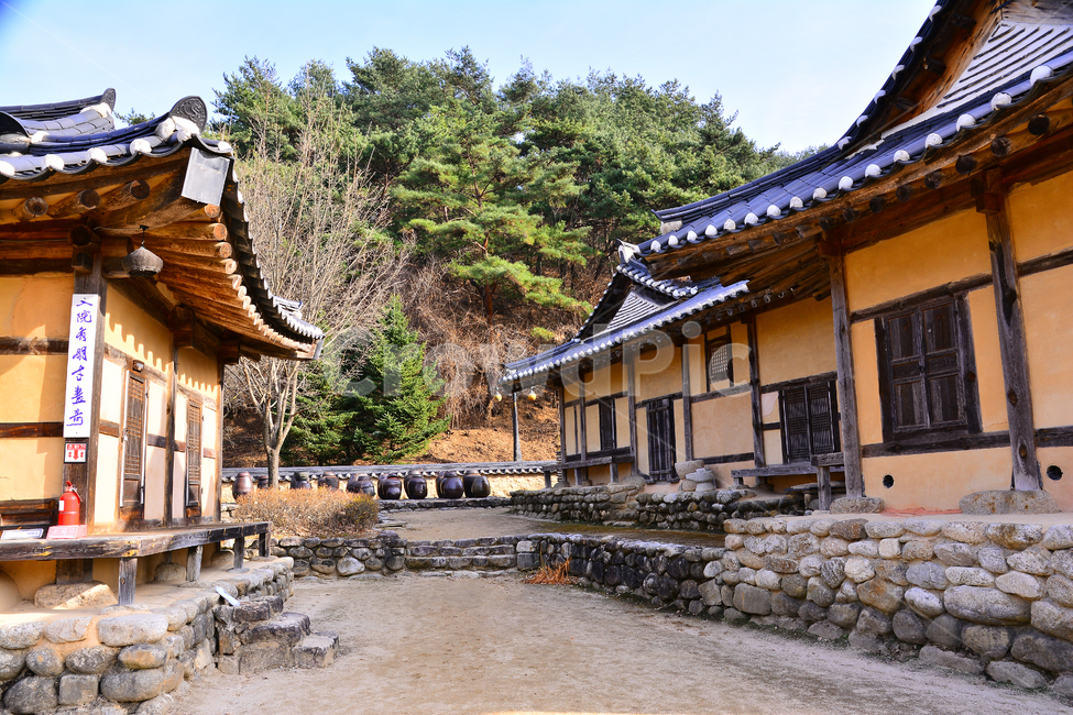 전통,기와집,고택,빈티지,집,하우스,house,vintage,traditional,옛집,처마,마당,한국풍경,코리안,korean,민속마을,선비촌,전통마을,전통가옥,민속촌,건축,마루,나무,우드,wood,건축물,양반집,한국전통,한국문화,korean traditional,korean culture,건축물,건물외관,exterior,building,structure,architecture,construction