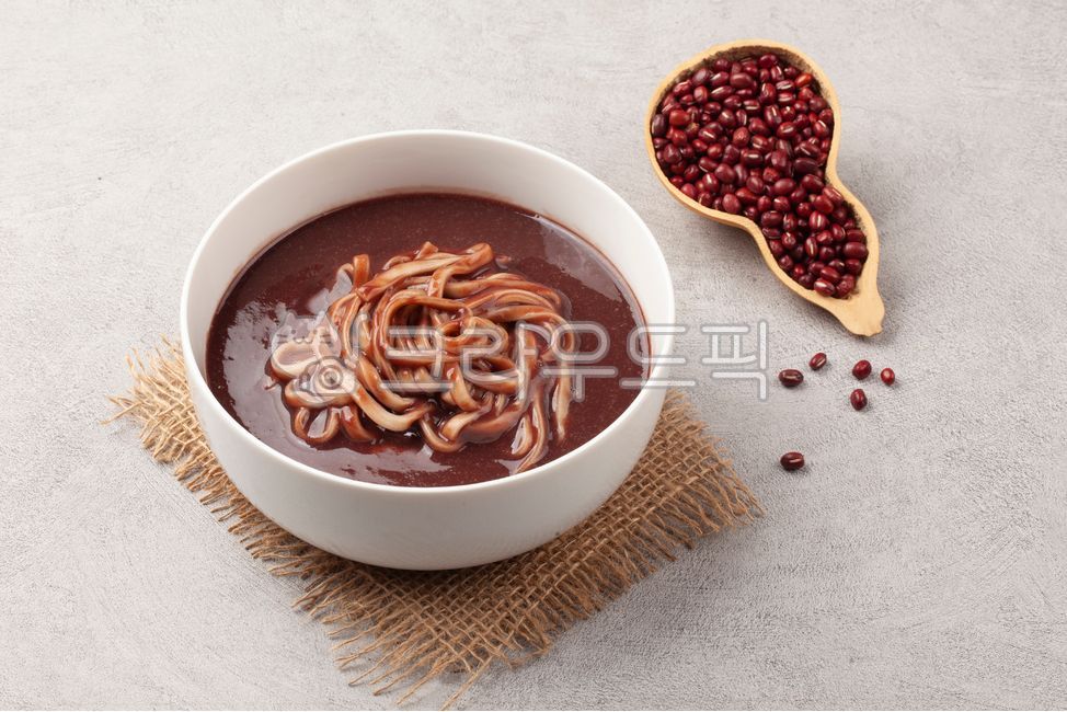 Red bean porridge,red bean kalguksu,kalguksu,traditional food,Dongji red bean porridge,cooking,food,winter,season,ingredients,noodles,noodle dishes,Korean food,Korean cuisine