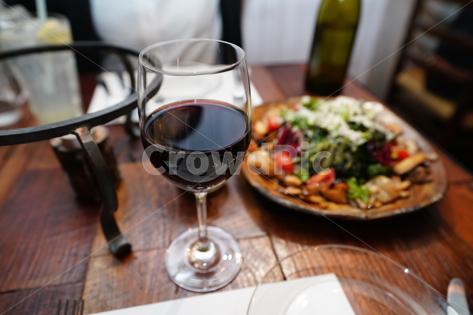 데이트,컵,컬러,색감,샐러드,와인,글라스,wine,음식,먹방,디너,외식,서양식,음식,식재료,요리,food,cook,meal,dishes,food reserves,양식,서양음식,서양요리,western food,western dishes,western meal,western cook