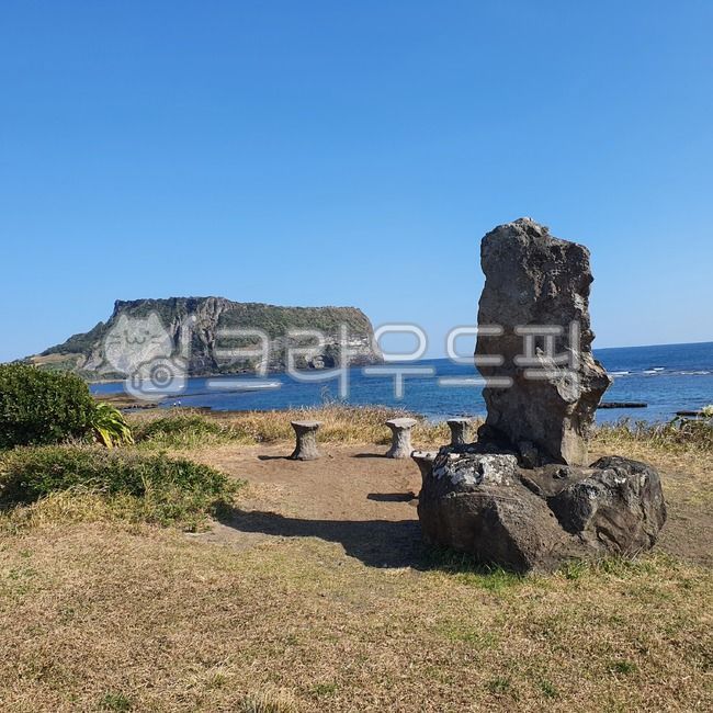 성산일출봉,바다,해변,제주,광치기,광치기해변,돌,바위,언덕,풀,야영,물,대양,자연,해안선,연안
