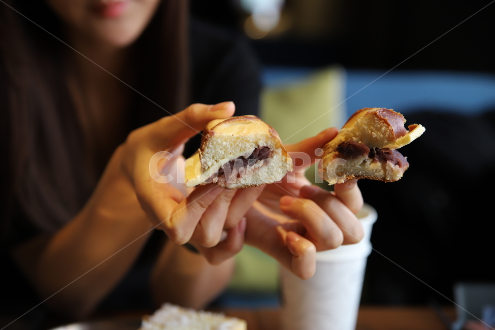 카페,빵,커피,브런치,cafe,coffee,bread,사람,인물,인간,human,person,신체일부,몸,body,음식,식재료,요리,food,cook,meal,dishes,food reserves,빵,bread,디저트,간식,후식,dessert,snack