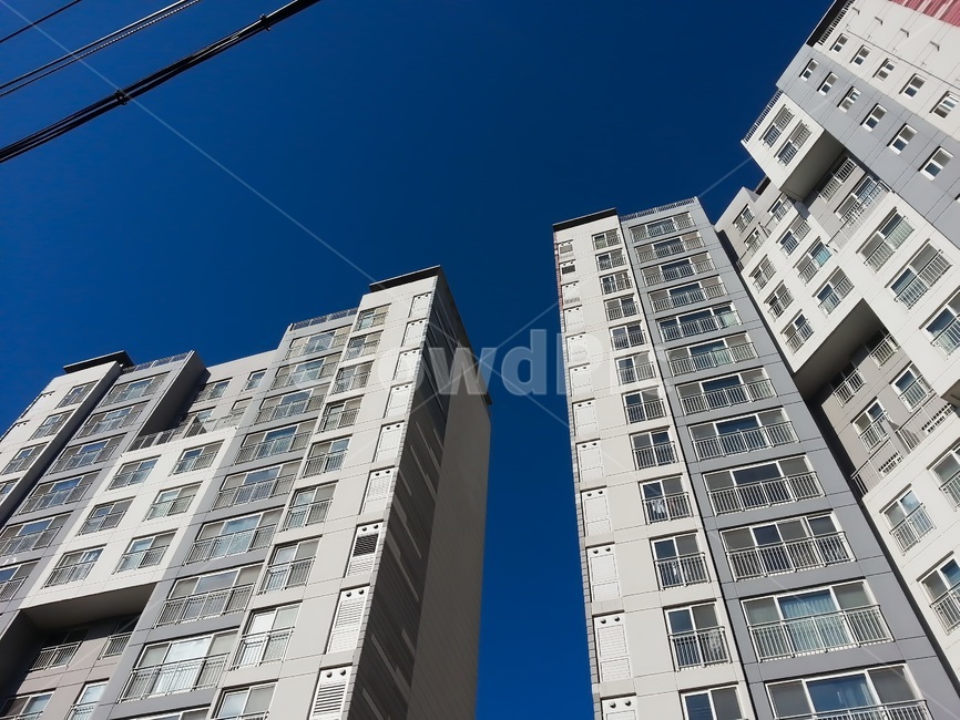 하늘,파란,추위,겨울,남향,아파트,집,건물,건축물,building,구름,cityscape,고층건물,urban,도시,town,주거시설,고층아파트,배경,건축,부동산,건설,투자,투기,재건축,재개발,도시,풍경,city,landscape,한국도시풍경,한국도시경관,korea cityscape,building,office building,사무실 건물,high rise,고층 건물,시티,town,urban,어반
